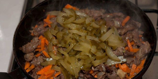 Рецепт азу с солеными огурцами и с картошкой