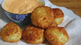 Рецепт Биточков из крабового мяса, огурцов и каперсов