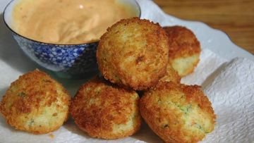 Рецепт Биточков из крабового мяса, огурцов и каперсов