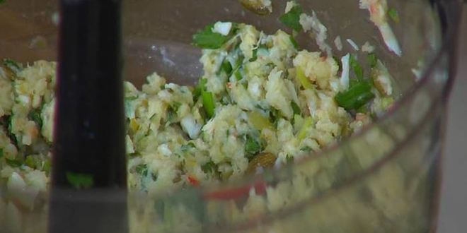 Рецепт биточков из крабового мяса, огурцов и каперсов