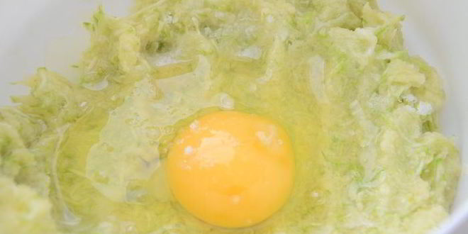 Рецепт ароматных картофельно-кабачковые драники, запеченные с подберезовиками