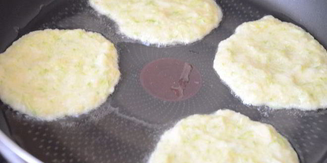 Рецепт ароматных картофельно-кабачковые драники, запеченные с подберезовиками