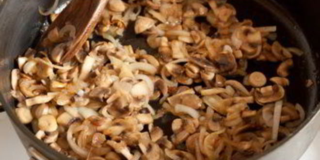 Рецепт драников с грудинкой и грибами в горшочке