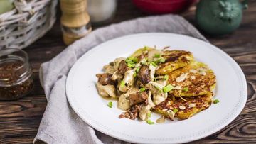 Рецепт Драников с курицей и грибами в сливочном соусе
