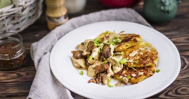 Рецепт Драников с курицей и грибами в сливочном соусе