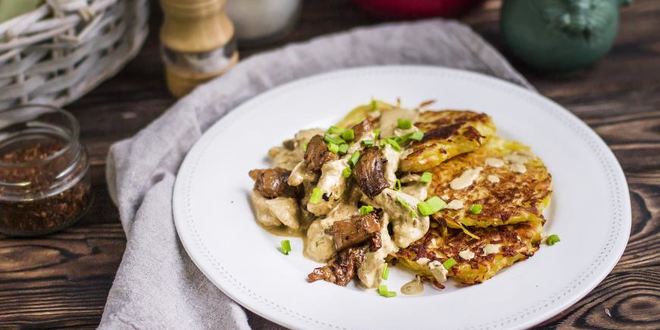 Рецепт Драников с курицей и грибами в сливочном соусе