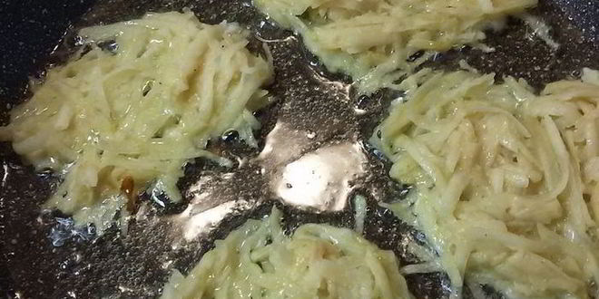 Рецепт драников, запеченных с грибами и мясом под сырным соусом