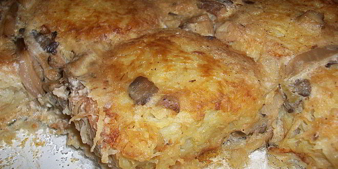 Рецепт картофельных драников с мясом под грибным соусом