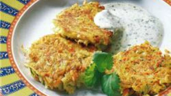 Рецепт овощных драников с ароматным соусом