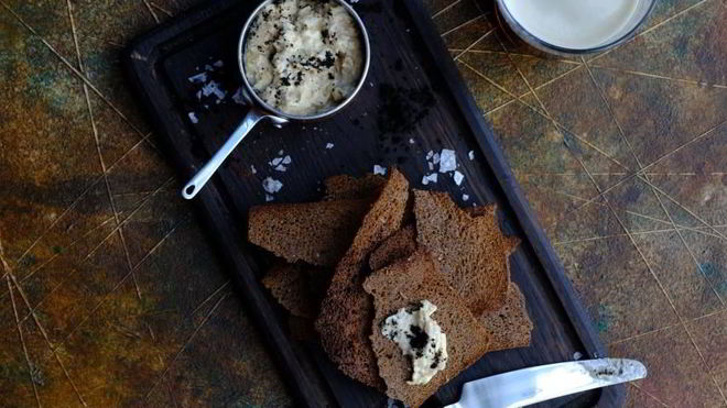 Рецепт форшмака из сельди с бородинскими чипсами