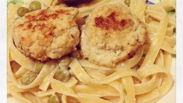 Рецепт Куриных фрикаделек с пастой в сливочном соусе с зеленым горошком