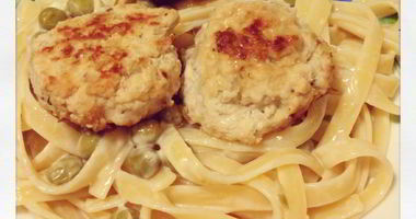 Рецепт Куриных фрикаделек с пастой в сливочном соусе с зеленым горошком