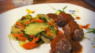 Рецепт Цукини с фрикадельками и ароматным соусом