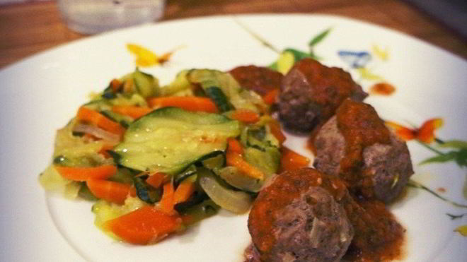 Рецепт цукини с фрикадельками и ароматным соусом