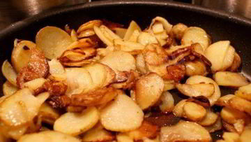 Рецепт Ароматной картошки жареной на сале с лучком