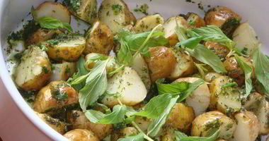 Рецепт Молодого картофеля с соусом из чеснока и мяты