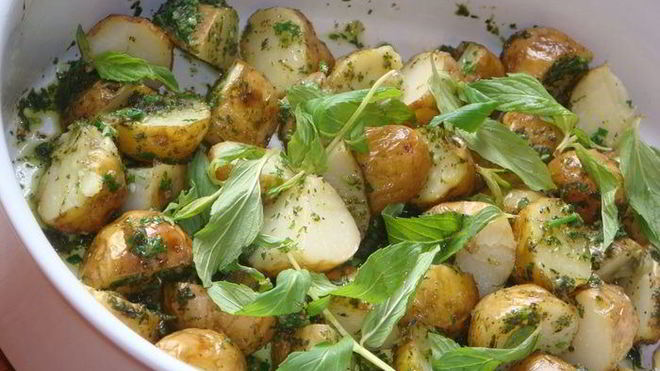 Рецепт молодого картофеля с соусом из чеснока и мяты