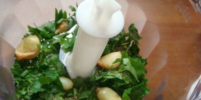 Рецепт молодого картофеля с соусом из чеснока и мяты