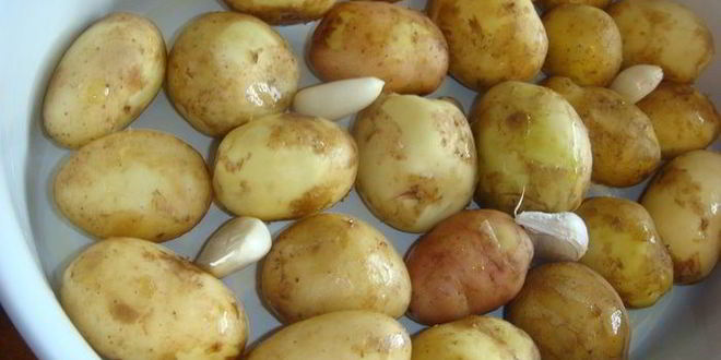 Рецепт молодого картофеля с соусом из чеснока и мяты