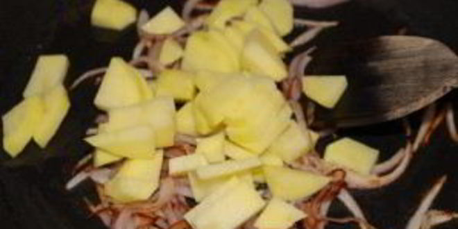 Рецепт жареной картошки с яйцом и луком