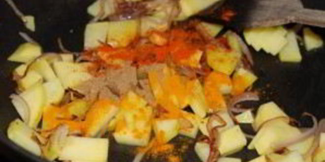 Рецепт жареной картошки с яйцом и луком