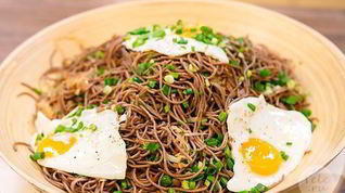 Рецепт Гречневой лапши с капустой и яйцом