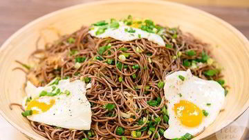 Рецепт Гречневой лапши с капустой и яйцом