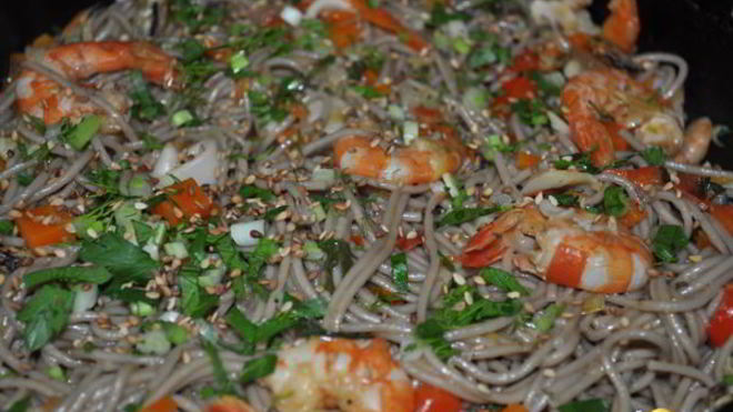 Рецепт гречневой лапши с морепродуктами