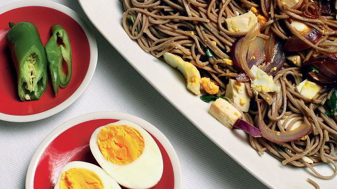 Рецепт гречневой лапши с яйцами и сыром тофу