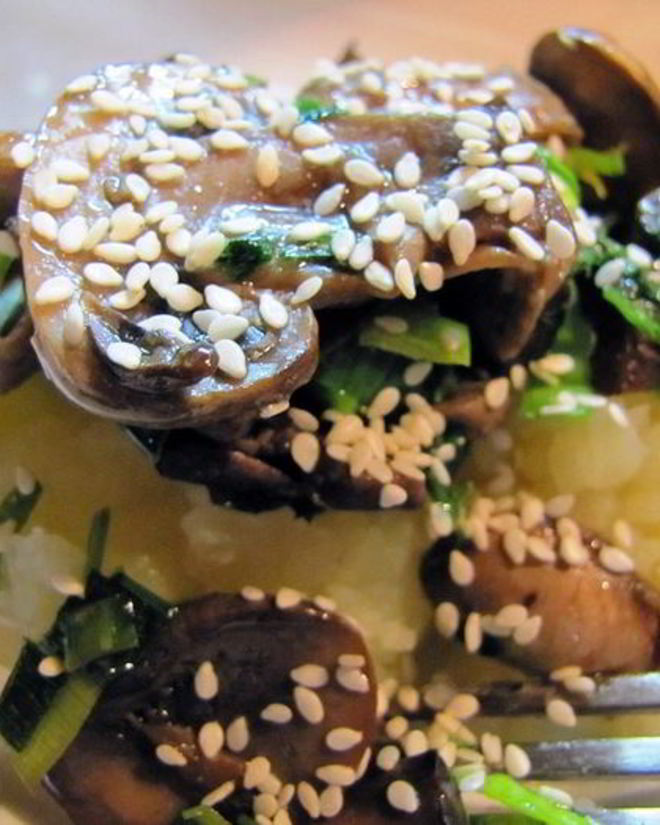 Рецепт грибочков жареных с имбирем и кунжутом