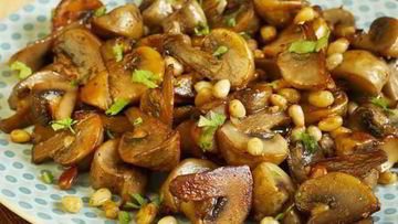Рецепт Грибов с чесноком и кедровыми орешками