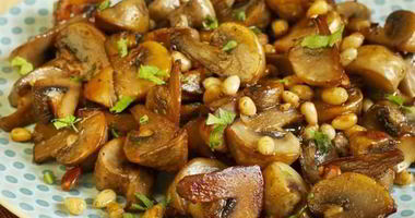 Рецепт Грибов с чесноком и кедровыми орешками