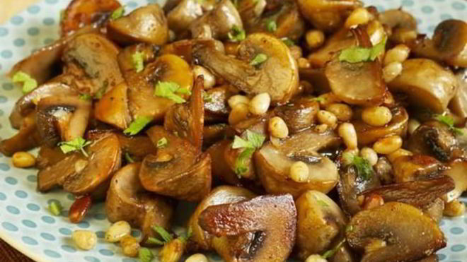 Рецепт грибов с чесноком и кедровыми орешками