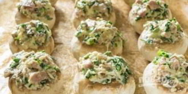 Рецепт грибов с колбасой в духовке