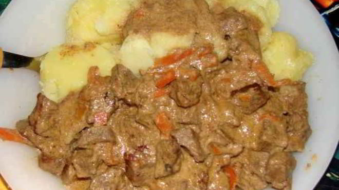 Рецепт гуляша из говядины со сметаной