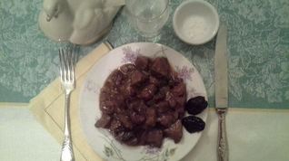 Рецепт Гуляша из говядины в пиве с вишней и черносливом