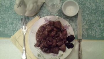 Рецепт Гуляша из говядины в пиве с вишней и черносливом