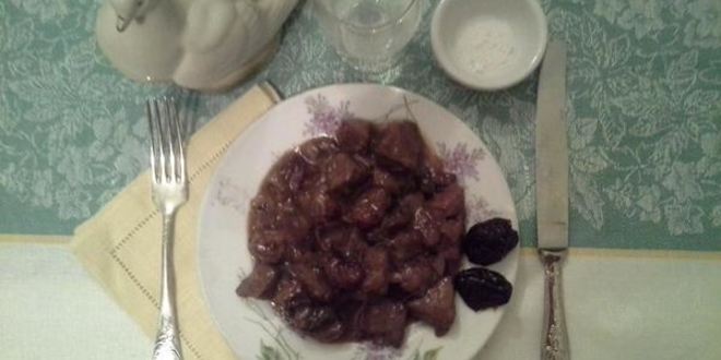 Рецепт Гуляша из говядины в пиве с вишней и черносливом