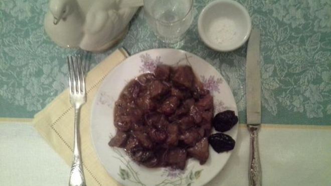 Рецепт гуляша из говядины в пиве с вишней и черносливом