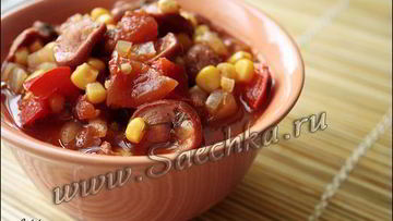 Рецепт Гуляша из сосисок с фасолью и кукурузой