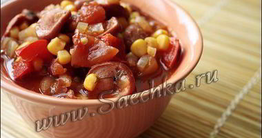 Рецепт Гуляша из сосисок с фасолью и кукурузой