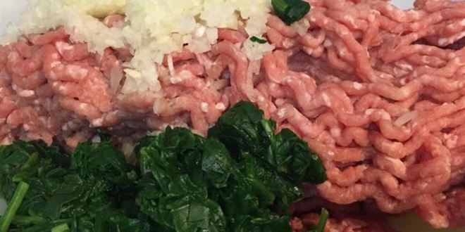 Рецепт котлет из индейки со шпинатом и сыром