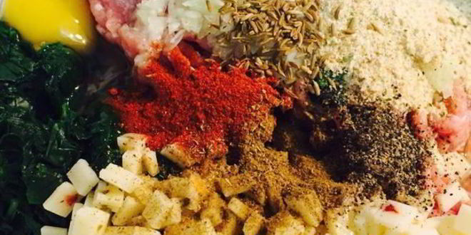 Рецепт котлет из индейки со шпинатом и сыром