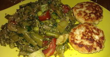 Рецепт Овощного микса с кунжутом и соевым соусом и куриные котлеты