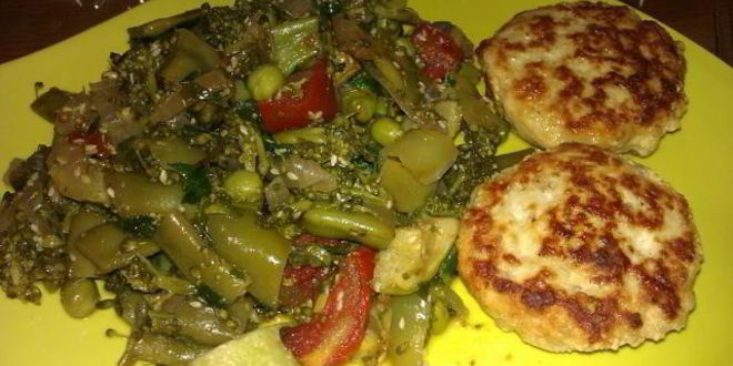 Рецепт Овощного микса с кунжутом и соевым соусом и куриные котлеты