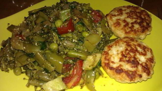 Рецепт овощного микса с кунжутом и соевым соусом и куриные котлеты