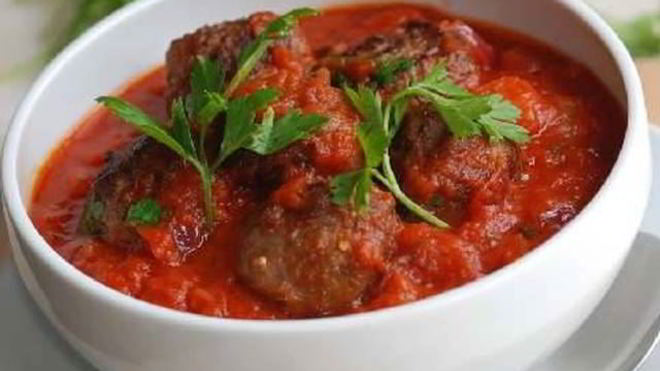 Рецепт пряных мясных котлет в томатном соусе