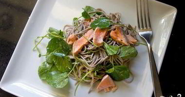 Рецепт Лапши соба с лососем и кресс-салатом