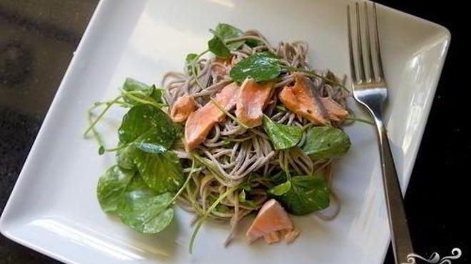 Рецепт лапши соба с лососем и кресс-салатом
