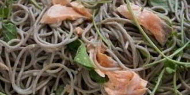 Рецепт лапши соба с лососем и кресс-салатом